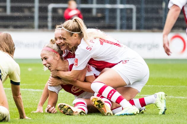 FLYERALARM Women Football Bundesliga, 1 FC Koeln TSG 1899 Hoffenheim 18 09 2022 Cheers to 2 0 by Sharon Beck 10, 1 FC Koeln FLYERALARM Women Football Bundesliga, 1 FC Koeln TSG 1899 Hoffenheim, Koeln, Franz Kremer Stadion DFB REGULATIONS PROHIBIT ANY USE OF PHOTOGRAPHS AS IMAGE SEQUENCES AND OR QUASI VIDEO Copyright: xBEAUTIFULxSPORTS Wunderlx