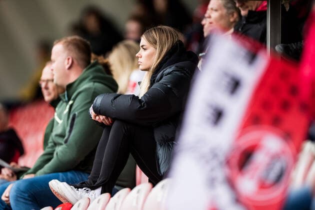 FLYERALARM Womens Soccer Bundesliga, 1 FC Koeln TSG 1899 Hoffenheim 18 09 2022 Selina Cerci 29, 1 FC Koeln on the stand FLYERALARM Womens Soccer Bundesliga, 1 FC Koeln TSG 1899 Hoffenheim, Koeln, Franz Kremer Stadium DFB REGULATIONS PROHIBIT ANY USE OF PHOTOGRAPHS AS IMAGE SEQUENCES AND OR QUASI VIDEO Copyright: xBEAUTIFULxSPORTS Wunderlx