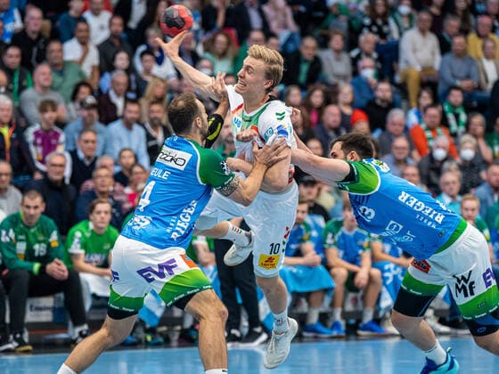 Sport Themen der Woche KW37 Gisli Thorgeir Kristjansson (SC Magdeburg, 10) im Duell mit Tim Kneule (Frisch Auf Goeppingen 04) und Josip Sarac (Frisch auf Goeppingen, 13), Frisch Auf Goeppingen vs. SC Magdeburg, 1. Bundesliga, Handball, Herren, 18.09.2022 Frisch Auf Goeppingen vs. SC Magdeburg, 1. Bundesliga, Handball, Herren, 18.09.2022 Goeppingen *** Gisli Thorgeir Kristjansson SC Magdeburg, 10 in duel with Tim Kneule Frisch Auf Goeppingen 04 and Josip Sarac Frisch auf Goeppingen, 13 , Frisch Auf Goeppingen vs SC Magdeburg, 1 Bundesliga, Handball, Men, 18 09 2022 Frisch Auf Goeppingen vs SC Magdeburg, 1 Bundesliga, Handball, Men, 18 09 2022 Goeppingen Copyright: xMichaelxSchmidt Eibner-Pressefotx EP_MST