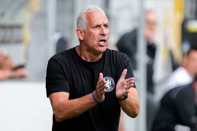 Christian Neidhart coach, head coach, SVWM , gives instructions, gestures, gesturing with arms, single image, single photo, action, action, 17 09 2022, Mannheim Germany , Football, 3 Liga, SV Waldhof Mannheim SV Wehen Wiesbaden, 17 09 2022, Mannheim Germany , Football, 3 Liga, SV Waldhof Mannheim SV Wehen Wiesbaden, DFB DFL REGULATIONS PROHIBIT ANY USE OF PHOTOGRAPHS AS IMAGE SEQUENCES AND OR QUASI VIDEO xozx