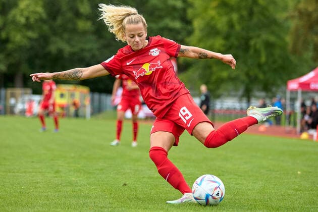 18 09 2022, GER, womens soccer, 2 BL, 2022 2023, RB Leipzig 1 FC Nuremberg Jenny Hipp 19, RB Leipzig , release, action, gets to shoot from Markranstädt Stadion am Bad Saxony Germany