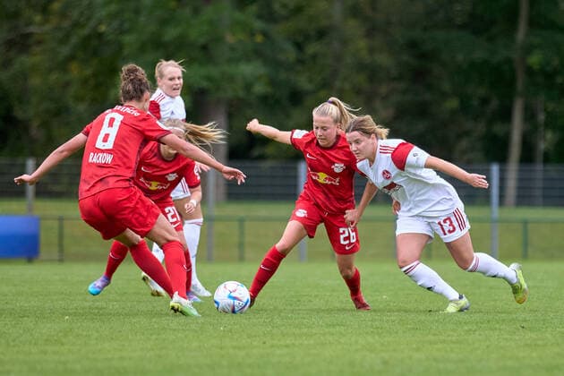 18 09 2022, GER, womens soccer, 2 BL, 2022 2023, RB Leipzig 1 FC Nürnberg Luca Graf 26, RB Leipzig , Lara Felix 13, FC Nürnberg , punter, action, duel for ball Markranstädt Stadion am Bad Saxony Germany