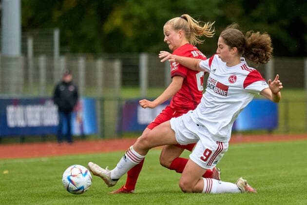 18 09 2022, GER, womens soccer, 2 BL, 2022 2023, RB Leipzig 1 FC Nürnberg Luca Graf 26, RB Leipzig , Emma Kusch 9, FC Nürnberg , action, duel for ball Markranstädt Stadion am Bad Saxony Germany