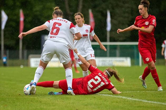 18 09 2022, GER, womens soccer, 2 BL, 2022 2023, RB Leipzig 1 FC Nürnberg Jessica May 6, FC Nürnberg, li , Vanessa Fudalla 21, RB Leipzig , action, duel for ball Markranstädt Stadion am Bad Saxony Germany
