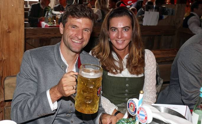 Thomas MUELLER MÜLLER,Bayern Muenchen with wife Lisa in bavarian costume and mass of beer football FC Bayern Muenchen, traditional Oktoberfest visit in the Kaefer Schaenke on 18 09 2022 in Munich Germany