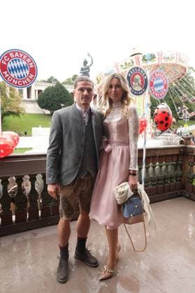 Marcel SABITZER Bayern Muenchen with girlfriend Katja KUEHNE in bavarian costume football FC Bayern Muenchen, traditional Oktoberfest visit in the Kaefer Schaenke on 18 09 2022 in Munich Germany