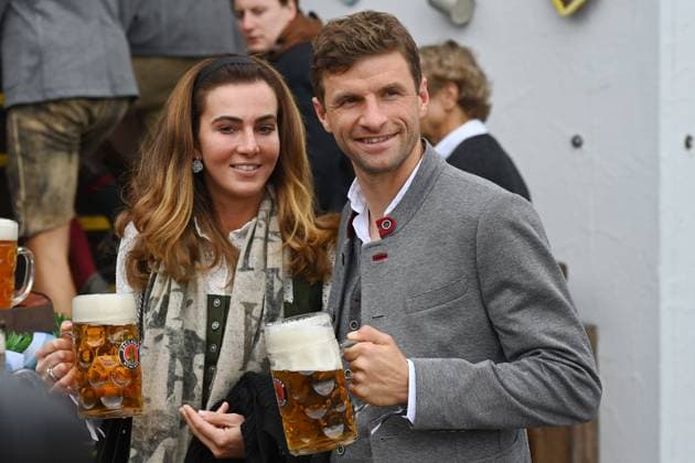 Thomas MUELLER (MÜLLER,Bayern Muenchen) und Ehefrau Lisa, mit Mass Bier,in Lederhosen,Tracht. Fussball FC Bayern Muenchen, traditioneller Oktoberfestbesuch in der Kaefer Schaenke am 18.09.2022 in Muenchen Deutschland. *** Thomas MUELLER MÜLLER,Bayern Muenchen and wife Lisa, with mass of beer,in lederhosen,traditional costume football FC Bayern Muenchen, traditional Oktoberfest visit in the Kaefer Schaenke on 18 09 2022 in Munich Germany