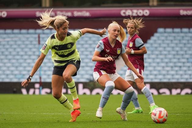 Birmingham, England, September 18th 2022: Laia Aleixandri (4 Manchester City) passes the ball during the Barclays FA Womens Super League game between Aston Villa and Manchester City at Villa Park in Birmingham, England (Natalie Mincher SPP) Copyright: xNataliexMincher SPPx spp-en-NaMi-IMG_9039