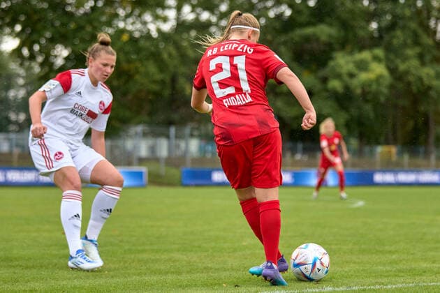 18 09 2022, GER, womens soccer, 2 BL, 2022 2023, RB Leipzig 1 FC Nürnberg Vanessa Fudalla 21, RB Leipzig , cutout, action, with ball, back view Markranstädt Stadion am Bad Saxony Germany