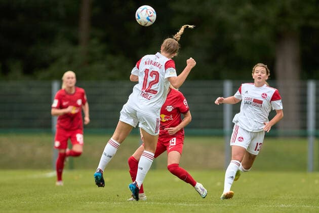 18 09 2022, GER, womens soccer, 2 BL, 2022 2023, RB Leipzig 1 FC Nuremberg Amelie Thöle 12, FC Nuremberg , cutout, rear view, action, at header Markranstädt Stadion am Bad Saxony Germany