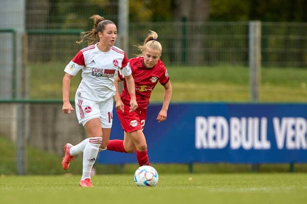 18 09 2022, GER, womens soccer, 2 BL, 2022 2023, RB Leipzig 1 FC Nuremberg Elena Mühlemann 14, FC Nuremberg, li , Luca Graf 26, RB Leipzig , action, duel for ball Markranstädt Stadion am Bad Saxony Germany