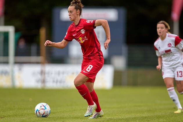18 09 2022, GER, womens soccer, 2 BL, 2022 2023, RB Leipzig 1 FC Nuremberg Gianna Rackow 8, RB Leipzig , free plate, action, with ball, tense, focused Markranstädt Stadion am Bad Saxony Germany