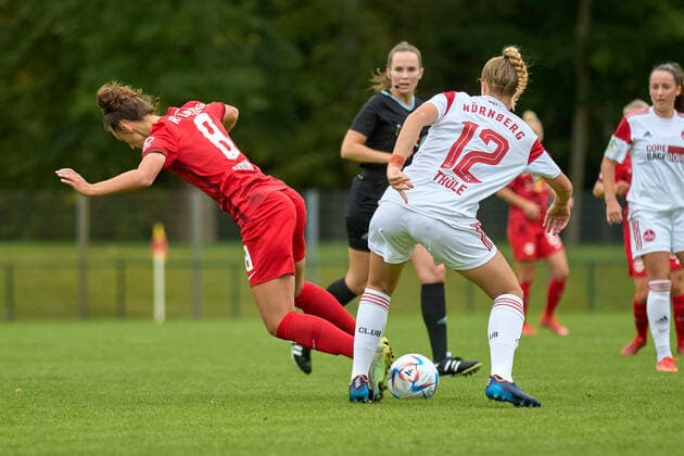 18 09 2022, GER, womens soccer, 2 BL, 2022 2023, RB Leipzig 1 FC Nürnberg Gianna Rackow 8, RB Leipzig, purl , fouled by Amelie Thöle 12, FC Nürnberg , action, with ball Markranstädt Stadion am Bad Saxony Germany
