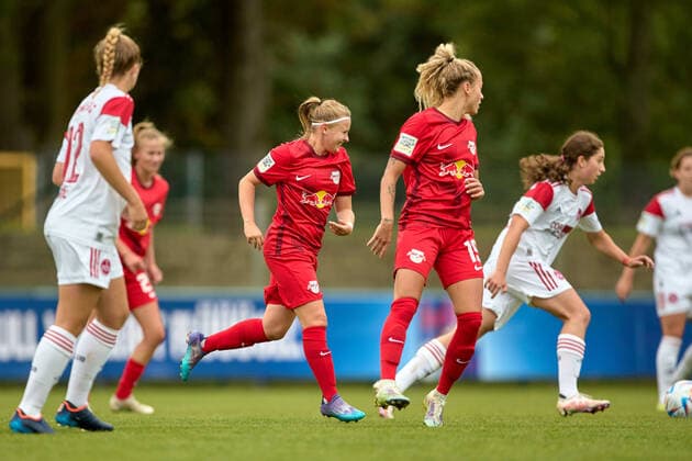 18 09 2022, GER, womens soccer, 2 BL, 2022 2023, RB Leipzig 1 FC Nürnberg Vanessa Fudalla 21, RB Leipzig , poser, surrounded by various teammates and opponents Markranstädt Stadion am Bad Saxony Germany