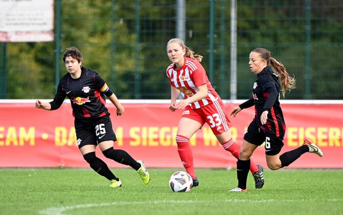 Football, Women, Regionalliga Norost, season 2022 2023 4 matchday , 1 FC Union Berlin RB Leipzig II, v l Jasmin Petters RB II , Pauline Wimmer 1 Women 1 FC Union , Maries Luise Herrmann RB II 18 09 2022, Copyright: xMatthiasxKochx
