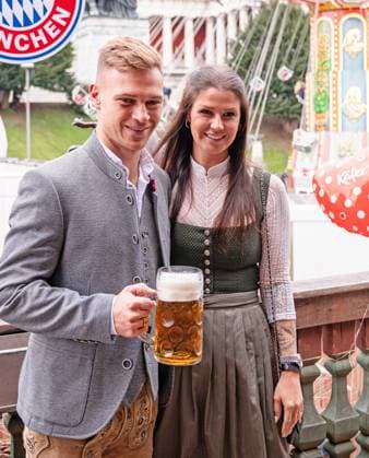 Lina Meyer, girlfriend of Joshua KIMMICH, FCB 6 with beer at the visit of the beer festival Oktoberfest of the football team FC BAYERN MUENCHEN 1.German Football League on Sept 18, 2022 in Munich, Germany. Season 2022 2023, 1.Bundesliga,