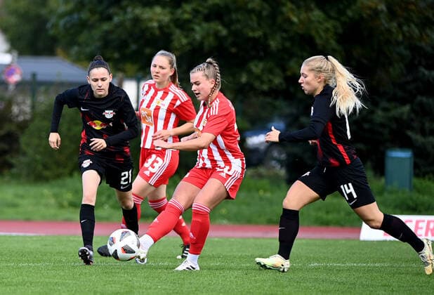 Football, Women, Regionalliga Norost, season 2022 2023 4 matchday , 1 FC Union Berlin RB Leipzig II, v l Natalie Grenz RB II , Pauline Wimmer 1 Women 1 FC Union , Elisa Schindler 1 Women 1 FC Union , Charlotte Heckler RB II , 18 09 2022, Copyright: xMatthiasxKochx
