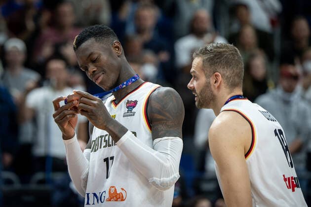 Basketball Berlin 18 09 2022 Eurobasket 2022 match for 3rd place bronze medal match Germany GER Poland POL germany wins the bronze medal 3 place Dennis Schröder Schroeder Germany, No 17 Schröder Schroder with medal