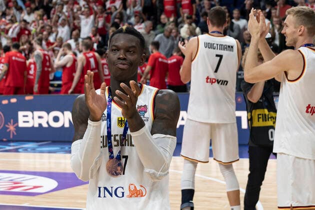 Dennis Schröder claps after winning the match for 3rd place at the FIBA European Basketball Championship 2022, 18SEP22, GER, Berlin, FIBA European Basketball Championship 2022, 18SEP22, Berlin, Germany Copyright: xEibner-Pressefoto TinoxHenschelx EP_THL