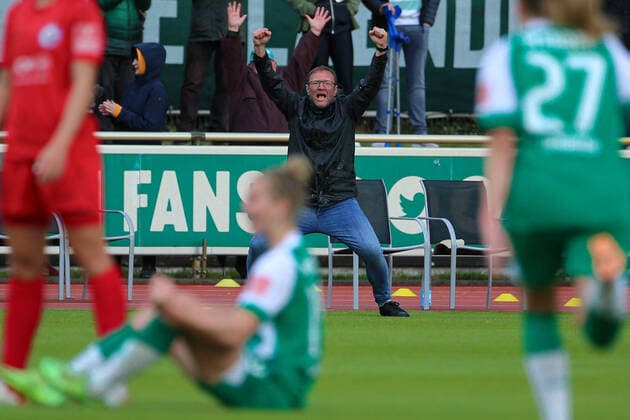 Sport Bilder des Tages v.li.: Thomas Horsch (Trainer, Cheftrainer, SV Werder Bremen) mit Torjubel, Jubel, optimistisch, Spielszene, Highlight, Freude über das Tor zum 1:1, DIE DFB-RICHTLINIEN UNTERSAGEN JEGLICHE NUTZUNG VON FOTOS ALS SEQUENZBILDER UND ODER VIDEOÄHNLICHE FOTOSTRECKEN. DFB REGULATIONS PROHIBIT ANY USE OF PHOTOGRAPHS AS IMAGE SEQUENCES AND OR QUASI-VIDEO., 18.09.2022, Bremen (Deutschland), Fussball, Flyeralarm Frauen-Bundesliga, SV Werder Bremen - 1. FFC Turbine Potsdam *** v li Thomas Horsch coach, head coach, SV Werder Bremen with goal celebration, jubilation, optimistic, game scene, highlight, joy about the goal to 1 1, THE DFB DIRECTIVES PROHIBIT ANY USE OF PHOTOGRAPHS AS IMAGE SEQUENCES AND OR QUASI VIDEO , 18 09 2022, Bremen Germany , Football, Flyeralarm Frauen Bundesliga, SV Werder Bremen 1 FFC Turbine Potsdam xobx