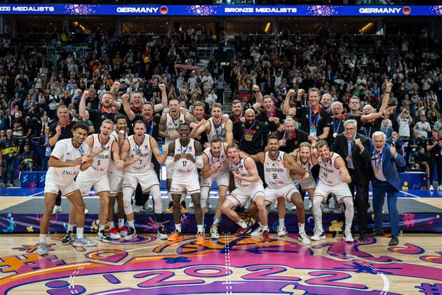 Sport Themen der Woche KW37 Basketball Berlin 18.09.2022 Eurobasket 2022 Spiel um Platz 3 Bronzemedaillenspiel Deutschland (GER) - Polen (POL) Deutschland gewinnt und ist 3. Bronzemedaille Team Deutschland *** Basketball Berlin 18 09 2022 Eurobasket 2022 3rd place bronze medal match Germany GER Poland POL Germany wins and is 3 bronze medal team Germany