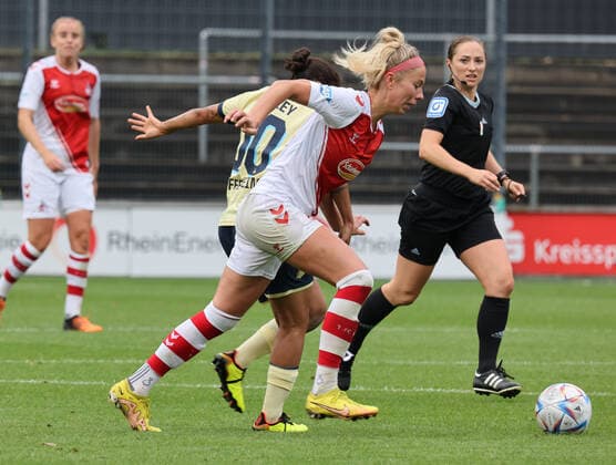 Cologne, Germany, 19 09 2022, Flyeralarm Frauen Bundesliga, 1 Matchday, 1 FC Köln TSG 1899 Hoffenheim, Gia Corley Hoffenheim , Sharon Beck Köln , referee Melissa Joos
