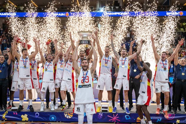 Bilder des Jahres 2022, Sport 09 September Sport Themen der Woche KW37 Sport Bilder des Tages Basketball Berlin 18.09.2022 Eurobasket 2022 Finale Spanien (ESP) - Frankreich (FRA) Spanien gewinnt und ist Europameister 2022 Rodolfo Fernandez (Spanien, No.05) Rudy mit pokal Jubel *** Basketball Berlin 18 09 2022 Eurobasket 2022 Final Spain ESP France FRA Spain wins and is European Champion 2022 Rodolfo Fernandez Spain, No 05 Rudy with cup cheering
