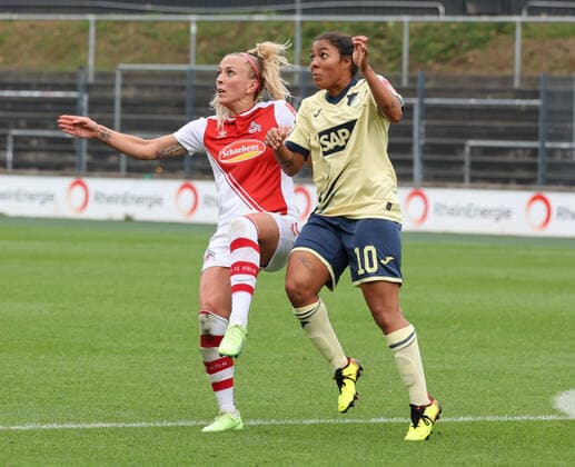Cologne, Germany, 19 09 2022, Flyeralarm Frauen Bundesliga, 1 matchday, 1 FC Köln TSG 1899 Hoffenheim, Mandy Islacker Köln , Gia Corley Hoffenheim