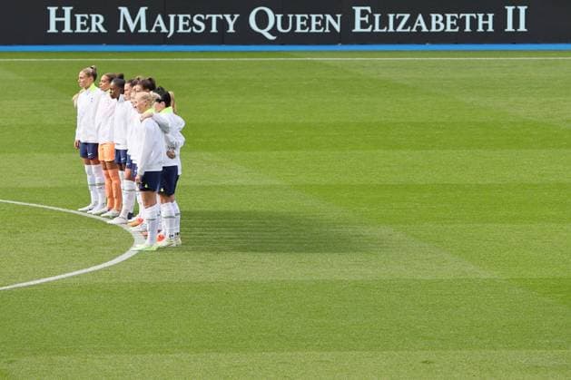 Leicester, England, September 18th 2022: A general view of the inside of the stadium as players of Tottenham Hotspur Women Line up for a moments silence in memory of Her Majesty Queen Elizabeth II, who died at Balmoral Castle on September 8, 2022, prior to the Barclays FA Womens Super League game between Leicester City and Tottenham Hotspur at the King Power Stadium in Leicester, England. (James Holyoak SPP) Copyright: xJamesxHolyoak SPPx spp-en-JaHo-JHP-LCFCW v THWFC18-9-2022-0112