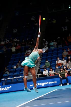 September 19, 2022, Tokyo, Japan: Claire LIU (USA) serves against Alison RISKE-AMRITRA (USA) during their Singles 1st Round match at the TORAY PAN PACIFIC OPEN TENNIS TOURNAMENT 2022 at Ariake Coliseum. The tournament is held from September 17 to 25. Tokyo Japan - ZUMAm191 20220919_zap_m191_029 Copyright: xRodrigoxReyesxMarinx