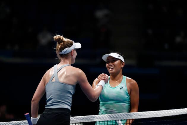 September 19, 2022, Tokyo, Japan: (L to R) American tennis players Alison RISKE-AMRITRA shake hands with Claire LIU (USA) after ending their Singles 1st Round match at the TORAY PAN PACIFIC OPEN TENNIS TOURNAMENT 2022 at Ariake Coliseum. The tournament is held from September 17 to 25. Claire LIU won. Tokyo Japan - ZUMAm191 20220919_zap_m191_033 Copyright: xRodrigoxReyesxMarinx