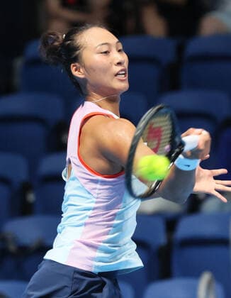 September 19, 2022, Tokyo, Japan - Zheng Qinwen of China returns the ball against Japan s Misaki Doi at the singles first round match at the Toray Pan Pacific Open tennis tournament at the Ariake Coliseum in Tokyo on Monday, September 19, 2022. Zheng defeated Doi 6-2, 6-4. Noxthirdxpartyxsales  (0169659749st)