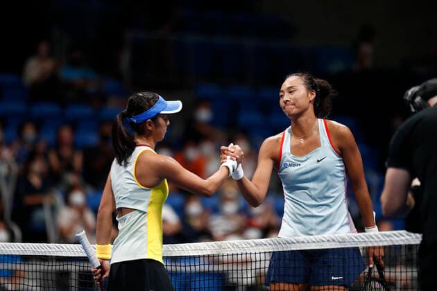 September 19, 2022, Tokyo, Japan: (R) Qinwen ZHENG (CHN) shakes hands with Misaki DOI (JPN) after ending their Singles 1st Round match at the TORAY PAN PACIFIC OPEN TENNIS TOURNAMENT 2022 at Ariake Coliseum. The tournament is held from September 17 to 25. Qinwen ZHENG defeats Misaki DOI. Tokyo Japan - ZUMAm191 20220919_zap_m191_043 Copyright: xRodrigoxReyesxMarinx