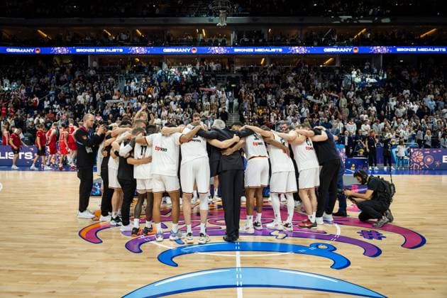 Basketball Berlin 18 09 2022 Eurobasket 2022 Match for 3rd place bronze medal match Germany GER Poland POL Germany wins and becomes 3 bronze medal award ceremony Maodo Lo Germany, No 04 Nils Giffey Germany, No 05 Dennis Schröder Schroeder Germany, No 17 Schröder Schroder Nick Weiler Babb Germany, No 06 Weiler Babb Johannes Voigtmann Germany, No 07 Daniel Theis Germany, No 10 Franz Wagner Germany, No 09 Jonas Wohlfarth Bottermann Germany, No 18 Justus Hollatz Germany, No 21 Johannes Thiemann Germany, No 32 Christian Sengfelder Germany, No 43 Andreas Obst Germany, No 42 Gordon Herbert Germany, national coach and others cheering team photo team photo