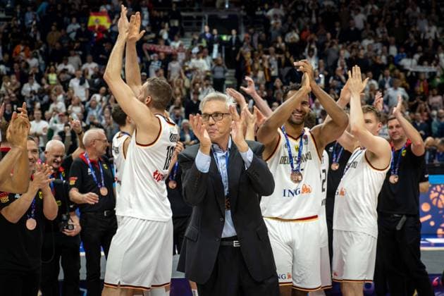 Basketball Berlin 18 09 2022 Eurobasket 2022 match for 3rd place bronze medal match Germany GER Poland POL Germany wins and becomes 3 bronze medal award ceremony Gordon Herbert Germany, national coach cheering team photo team photo
