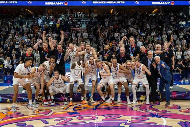 Basketball Berlin 18 09 2022 Eurobasket 2022 Match for 3rd place bronze medal match Germany GER Poland POL Germany wins and becomes 3 bronze medal award ceremony Maodo Lo Germany, No 04 Nils Giffey Germany, No 05 Dennis Schröder Schroeder Germany, No 17 Schröder Schroder Nick Weiler Babb Germany, No 06 Weiler Babb Johannes Voigtmann Germany, No 07 Daniel Theis Germany, No 10 Franz Wagner Germany, No 09 Jonas Wohlfarth Bottermann Germany, No 18 Justus Hollatz Germany, No 21 Johannes Thiemann Germany, No 32 Christian Sengfelder Germany, No 43 Andreas Obst Germany, No 42 Gordon Herbert Germany, national coach and others cheering team photo team photo