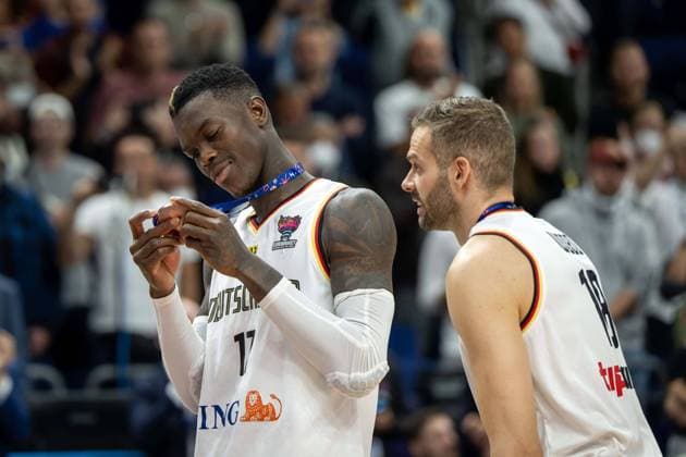 Basketball Berlin 18 09 2022 Eurobasket 2022 match for 3rd place bronze medal match Germany GER Poland POL Germany wins and becomes 3 bronze medal award ceremony Dennis Schröder Schroeder Germany, No 17 Schröder Schroder