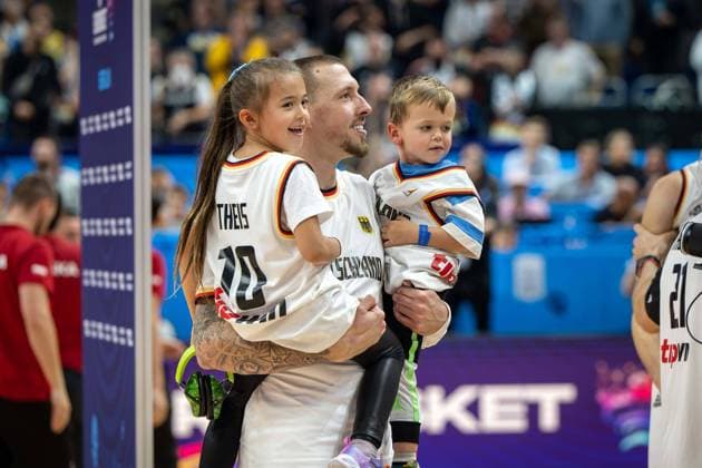 Basketball Berlin 18 09 2022 Eurobasket 2022 3rd place bronze medal match Germany GER Poland POL Germany wins and becomes 3 bronze medal cheering Daniel Theis Germany, No 10 with his children
