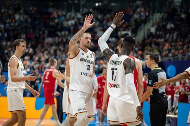 Basketball Berlin 18 09 2022 Eurobasket 2022 Match for 3rd place Bronze medal match Germany GER Poland POL Daniel Theis Germany, No 10 Dennis Schröder Schroeder Germany, No 17 Schröder Schroder Cheering
