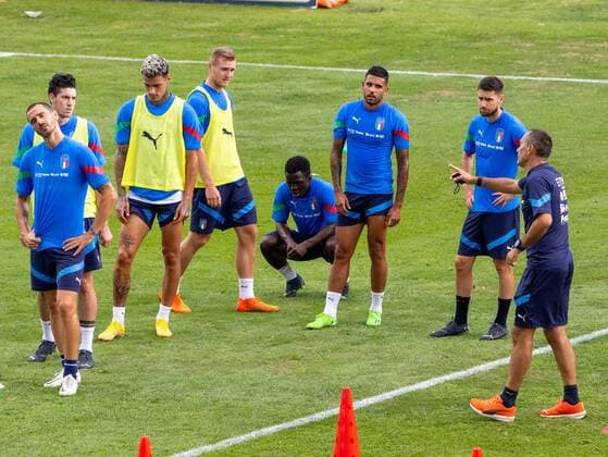 Italy Training Session & press conference, PK, Pressekonferenz ItalyÂ s Leonardo Bonucci, Alessandro Bastoni, Gianluca Scamacca, Tommaso Pobega, Wilfred Gnonto, Emerson and Jorginho during the Other Press conference and Italy training session on September 19, 2022 at the Centro Tecnico Federale di Coverciano in Florence, Italy Florence Italy  Copyright: xNicolasxMorassuttix originalFilename:livemedia-presscon220919_npOC9.jpg