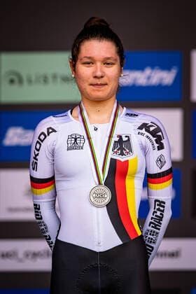 Bilder des Jahres 2022, Sport 09 September Sport Themen der Woche KW38 Sport Bilder des Tages CZAPLA Justyna: UCI Road cycling, Rad, Radsport, Strasse World Championships 2022 CZAPLA Justyna ( GER ) Germany Second Place - Award Ceremony Medal Ceremony Podium - Hochformat hoch vertikal Portrait - Event Veranstaltung: UCI Road Cycling World Championships 2022 - Category Kategorie: Cycling - Road Cycling World Championships - Junior Women U19 - Location Ort: Australia - Start: Wollongong - Finish: Wollongong - Discipline: Individual Time Trail ( ITT ) - Distance: 14,1 km - Date Datum: 20.09.2022 Tuesday Day 3 - *** CZAPLA Justyna UCI Road Cycling World Championships 2022 CZAPLA Justyna GER Germany Second Place Award Ceremony Medal Ceremony Podium Portrait Event Event UCI Road Cycling World Championships 2022 Category Category Cycling Road Cycling World Championships Junior Women U19 Location Place Australia Start Wollongong Finish Wollongong Discipline Individual Time Trail ITT Distance 14,1 km Date Date 20 09 2022 Tuesday Day 3