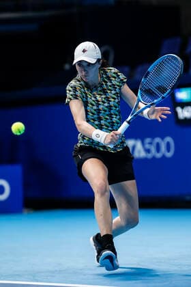 September 20, 2022, Tokyo, Japan: Fernanda CONTRERAS GOMEZ (MEX) hits a return against Sofia KENIN (USA) during their Singles 1st Round match at the TORAY PAN PACIFIC OPEN TENNIS TOURNAMENT 2022 at Ariake Coliseum. The tournament is held from September 17 to 25. Fernanda CONTRERAS GOMEZ defeats Sofia KENIN. Tokyo Japan - ZUMAm191 20220920_zap_m191_005 Copyright: xRodrigoxReyesxMarinx