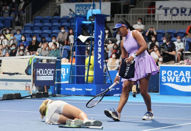 September 20, 2022, Tokyo, Japan - Daria Saville of Australia lays on the court as she collapsed while Japan s Naomi Osaka (R) brings to towel for her at the singles first round match at the Toray Pan Pacific Open tennis tournament at the Ariake Coliseum in Tokyo on Tuesday, September 20, 2022. Saville retired the game as her left knee injury and Osaka advanced to the second round. Noxthirdxpartyxsales  (199076133)
