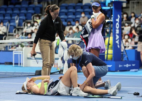 September 20, 2022, Tokyo, Japan - Daria Saville of Australia gets a medical treatment from a medical staff while Japan s Naomi Osaka (R) looks on at the singles first round match at the Toray Pan Pacific Open tennis tournament at the Ariake Coliseum in Tokyo on Tuesday, September 20, 2022. Saville retired the game as her left knee injury and Osaka advanced to the second round. Noxthirdxpartyxsales  (199076136)