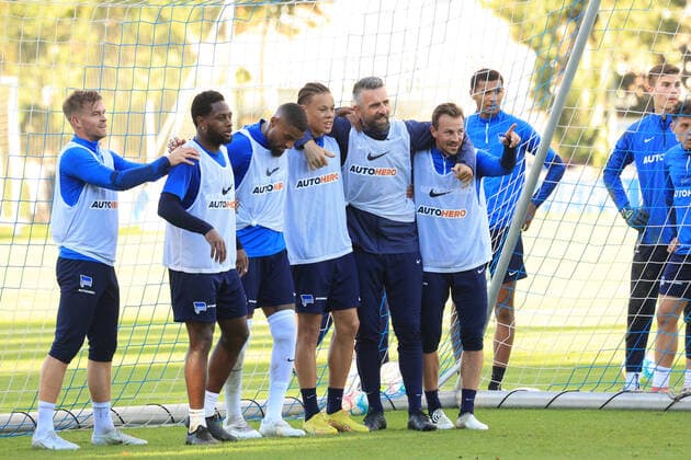 Sport Themen der Woche KW38 Sport Bilder des Tages DEU, DFL, 1. FBL Hertha BSC, Training, 20.09.2022, Sportforum, Berlin, DEU, DFL, 1. FBL Hertha BSC, Training, im Bild Hertha-Spielerkreis nach dem Training DFL - regulations prohibit any use of Photographs as image sequences and or quasi-video Foto: Juergen Engler nordphoto GmbH *** DEU, DFL, 1 FBL Hertha BSC, Training, 20 09 2022, Sportforum, Berlin, DEU, DFL, 1 FBL Hertha BSC, Training, im Bild Hertha Spielererkreis nach dem Training DFL regulations prohibit any use of Photographs as image sequences and or quasi video Foto Juergen Engler nordphoto GmbH JuergenxEngler nph00076