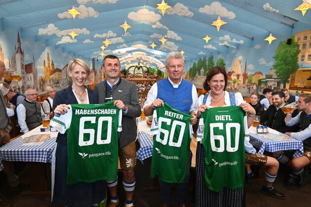 Sport Themen der Woche KW38 Sport Bilder des Tages v.li:Katrin HABENSCHADEN (2.Buergermeisterin), Michael KOELLNER (Trainer 1860), OB Dieter REITER, Verena DIETL (3.Buergermeisterin Muenchen) TSV 1860 Muenchen auf dem Oktoberfest 2022 am 20.09.2022 im Hacker Festzelt. *** f l Katrin HABENSCHADEN 2 mayor, Michael KOELLNER coach 1860, OB Dieter REITER, Verena DIETL 3 mayor of Munich TSV 1860 Munich at the Oktoberfest 2022 on 20 09 2022 in the Hacker Festzelt