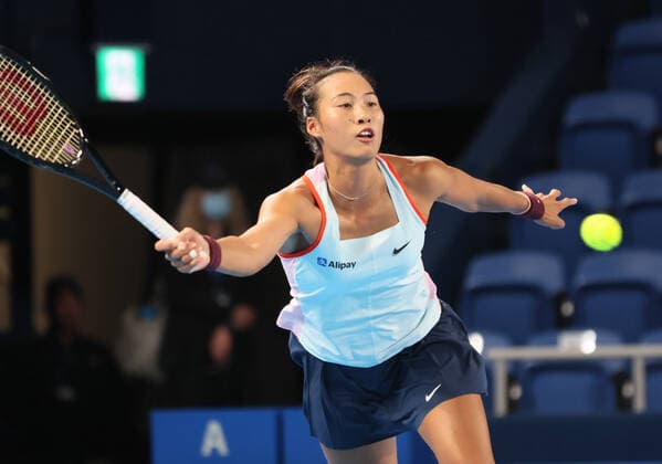 September 21, 2022, Tokyo, Japan - Zheng Qinwen of China returns the ball against the first seeded Paula Badosa of Spain at the singles second round match at the Toray Pan Pacific Open tennis tournament at the Ariake Coliseum in Tokyo on Wednesday, September 21, 2022. Zheng defeated Badosa 6-3, 6-2. Noxthirdxpartyxsales  (0169808066st)