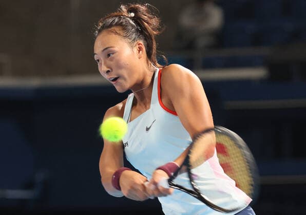 September 21, 2022, Tokyo, Japan - Zheng Qinwen of China returns the ball against the first seeded Paula Badosa of Spain at the singles second round match at the Toray Pan Pacific Open tennis tournament at the Ariake Coliseum in Tokyo on Wednesday, September 21, 2022. Zheng defeated Badosa 6-3, 6-2. Noxthirdxpartyxsales  (0169808067st)