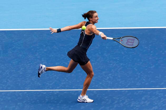 September 22, 2022, Tokyo, Japan: Petra MARTIC (CRO) hits a return against Karolina PLISKOVA (CZE) during their Singles 2nd Round match at the TORAY PAN PACIFIC OPEN TENNIS TOURNAMENT 2022 at Ariake Coliseum. The tournament is held from September 17 to 25. Martic won 6:3,6:4. Tokyo Japan - ZUMAm191 20220922_zap_m191_020 Copyright: xRodrigoxReyesxMarinx