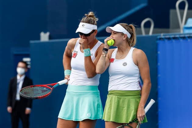 September 22, 2022, Tokyo, Japan: (L to R) Nicole MELICHAR-MARTINEZ (USA) and Ellen PEREZ (AUS) in action against Latisha CHAN (TPE) and Alexa GUARACHI (CHI) during their Doubles Quaterfinals match at the TORAY PAN PACIFIC OPEN TENNIS TOURNAMENT 2022 at Ariake Coliseum. The tournament is held from September 17 to 25. Tokyo Japan - ZUMAm191 20220922_zap_m191_034 Copyright: xRodrigoxReyesxMarinx